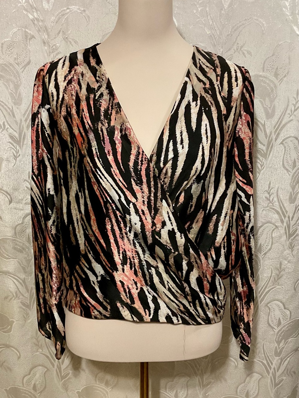 Kaii Abstract Animal Brushstroke Wrap Long Sleeve Blouse M